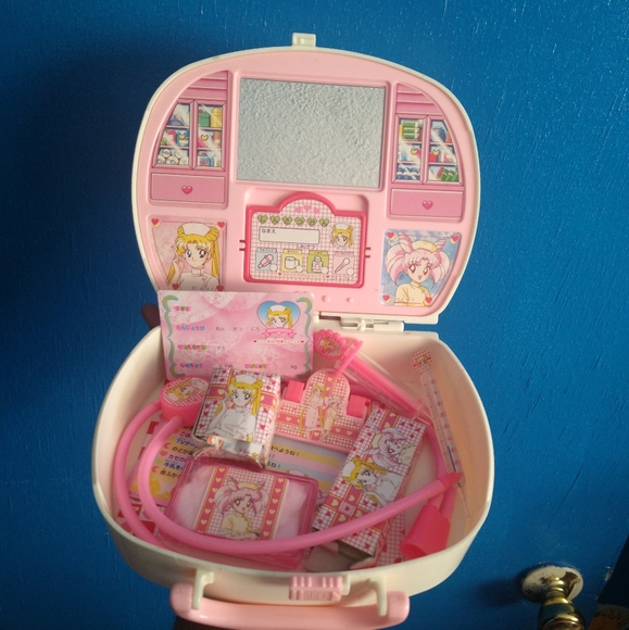 Super Rare Official Sailor Moon Nurse kit - Picture 3 of 5